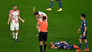 Treo giò là gì? Tại sao treo giò bị coi là để trừng phạt trong bóng đá?